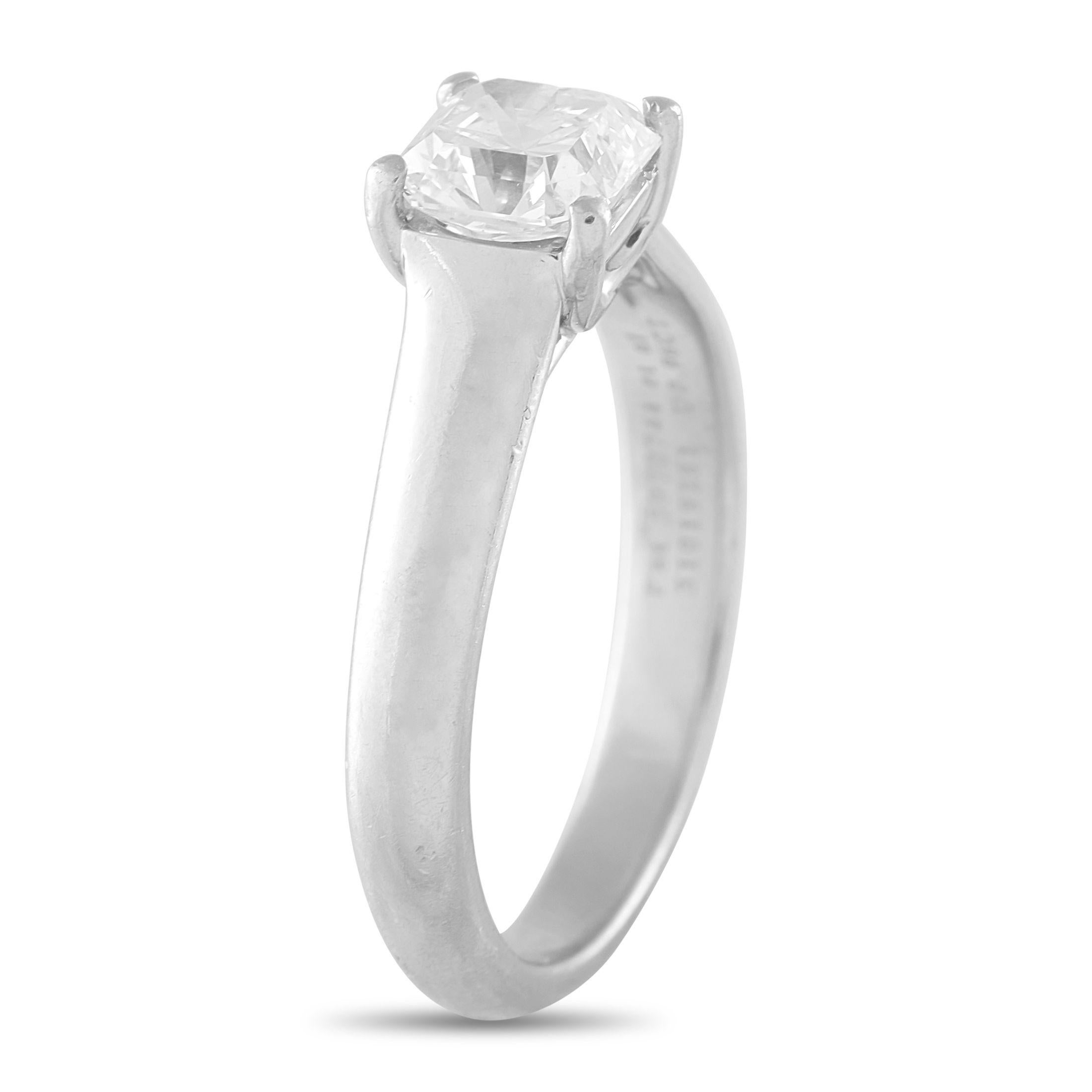Este anillo de Tiffany & Co. es una de las piezas más emblemáticas de la marca. Presenta un diamante certificado por la GIA de 0,96 quilates con color H y claridad VVS2 en talla Lucida  un corte cuadrado creado exclusivamente para Tiffany & Co. El