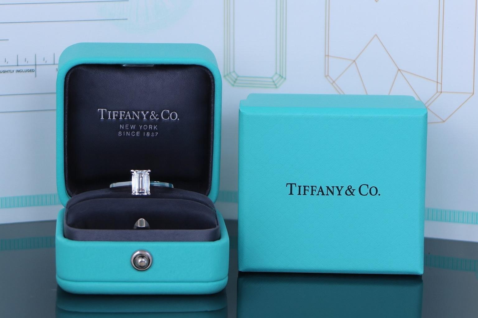 Contemporaneo Tiffany & Co. Anello di fidanzamento solitario in platino con diamante taglio smeraldo da 1,01 carati in vendita