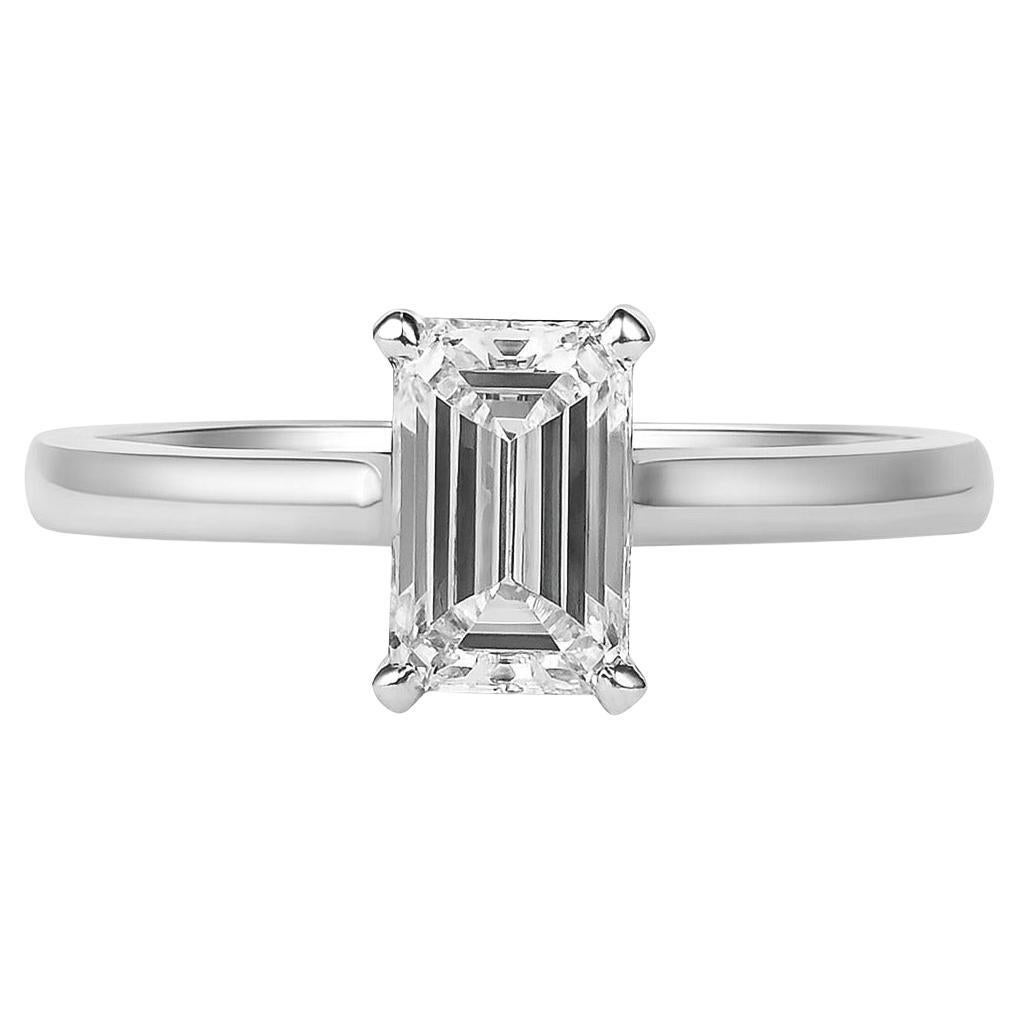 Tiffany
Co. Bague de fiançailles solitaire en platine avec diamant taille émeraude de 1,01 carat