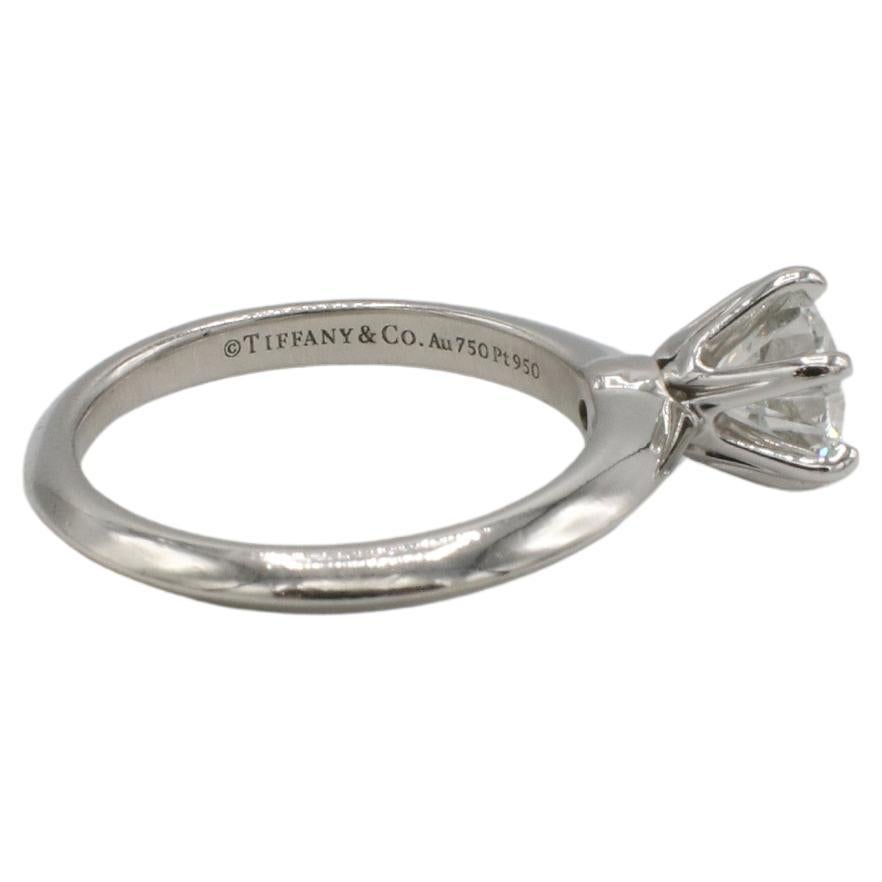 Tiffany & Co. Platin 1,01 Karat G VVS2 Verlobungsring mit rundem natürlichem Solitär
Metall: Platin
Gewicht: 5.03 Gramm
Diamant: 1,01 Karat G VVS2 runder Naturdiamant
Größe: 5 (US)
Gezeichnet: ©Tiffany & Co. Au750 Pt950 34754713