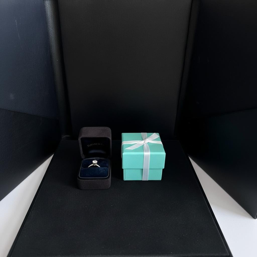 Moderne Tiffany & Co. Bague de fiançailles en platine avec diamant rond et brillant de 1,04 carat en vente