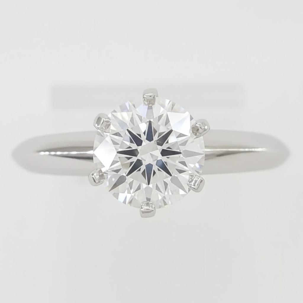 Tiffany & Co. Bague de fiançailles en platine avec diamant rond et brillant de 1,04 carat Excellent état - En vente à Chicago, IL
