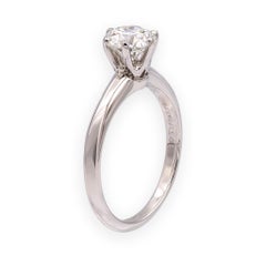Tiffany & Co. Anillo de compromiso de platino con diamante solitario clásico de 1,05 ct H VVS2
