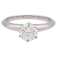 Tiffany & Co. Anillo de compromiso de platino con diamante solitario clásico de 1,05 ct H VVS2