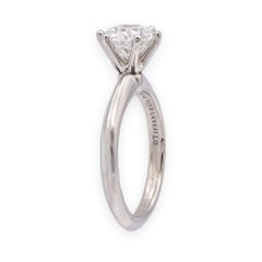 Tiffany & Co. Anello di fidanzamento solitario con diamante rotondo da 1,22 carati, F-VS2, in platino