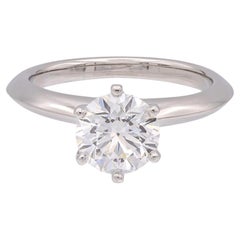 Tiffany & Co. Anello di fidanzamento solitario con diamante rotondo da 1,22 carati, F-VS2, in platino