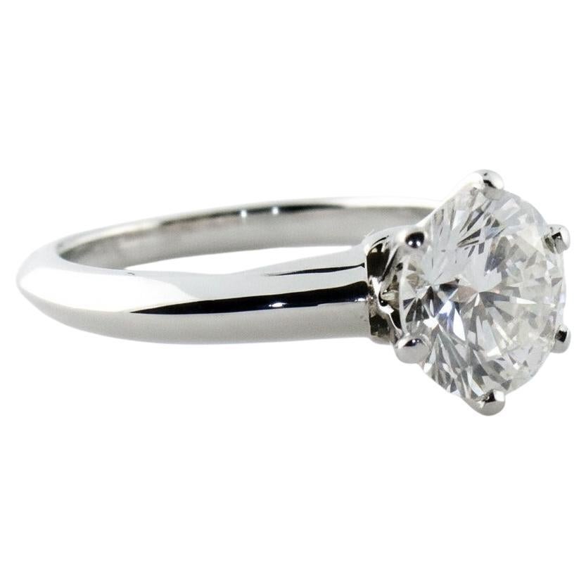 Un classico ed elegante anello di fidanzamento solitario in platino e diamanti Tiffany & Co. con un diamante rotondo taglio brillante da 1,23 carati di colore I e purezza VS1, certificato da Tiffany & Co. Questa iconica incastonatura Tiffany mette