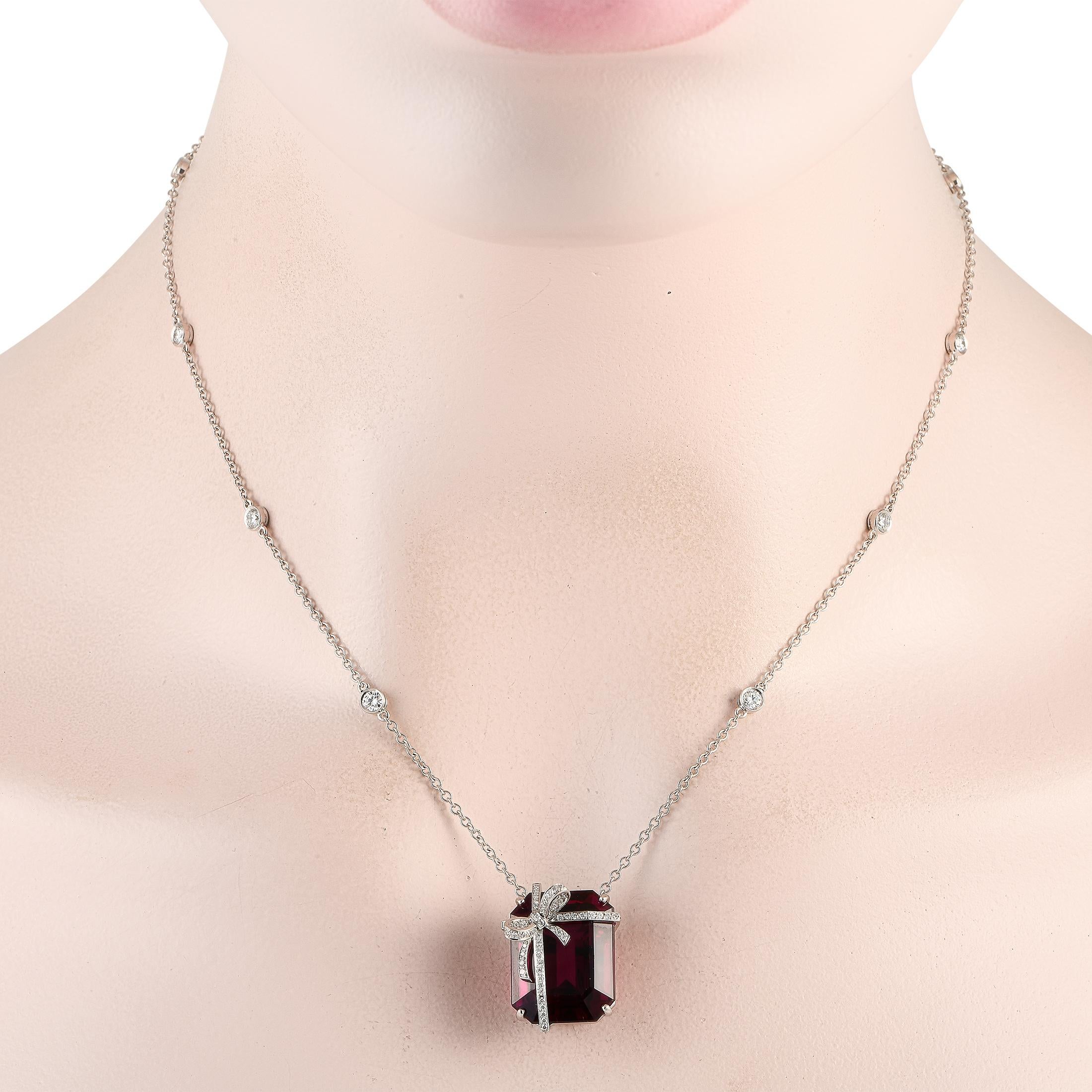 Diese sehr seltene Halskette von Tiffany & Co. bietet Luxus in Form einer Schleife. An einer 16,5 cm langen Kette hängt ein Rubellit von 15,0 Karat und setzt ein stilvolles Zeichen. Er wird von Diamanten mit einem Gesamtgewicht von 1,25 Karat