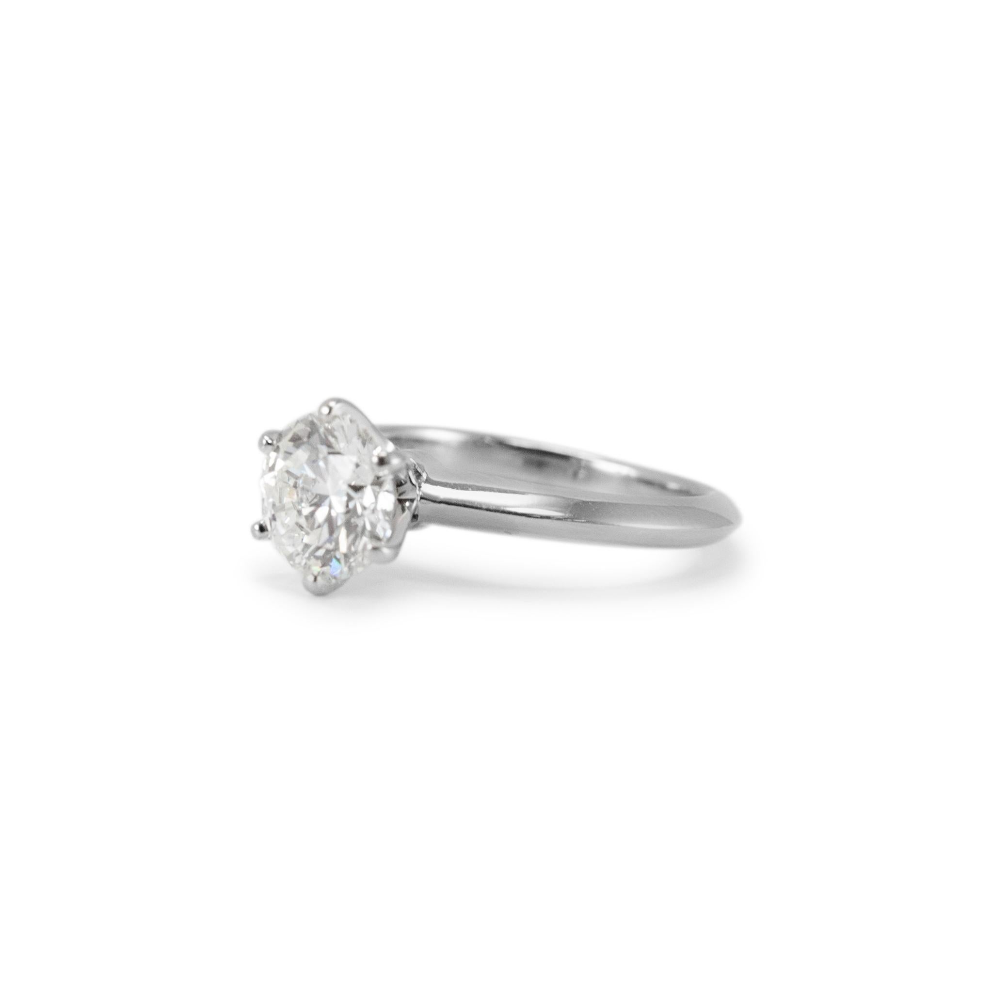 Marca: Tiffany & Co.

Sexo: Señoras

Tipo de metal: Platino

Tamaño del anillo: 4

Peso: 4.81 gramos

Un anillo de compromiso solitario de diamante en platino para señora, con vástago de filo de navaja. Se analizó el metal y se determinó que era