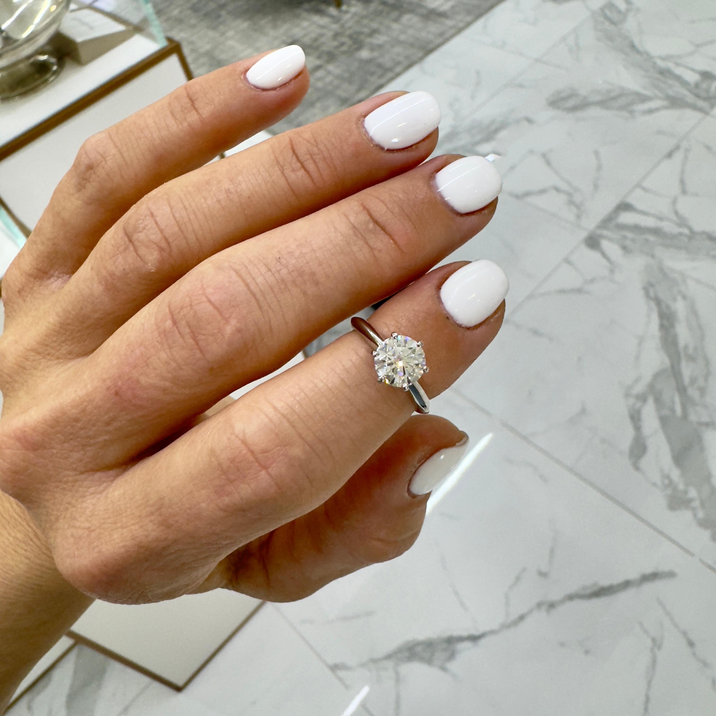 Tiffany & Co. Anillo de compromiso de diamantes redondo H VVS2 de 1,25 ct en platino en venta 3