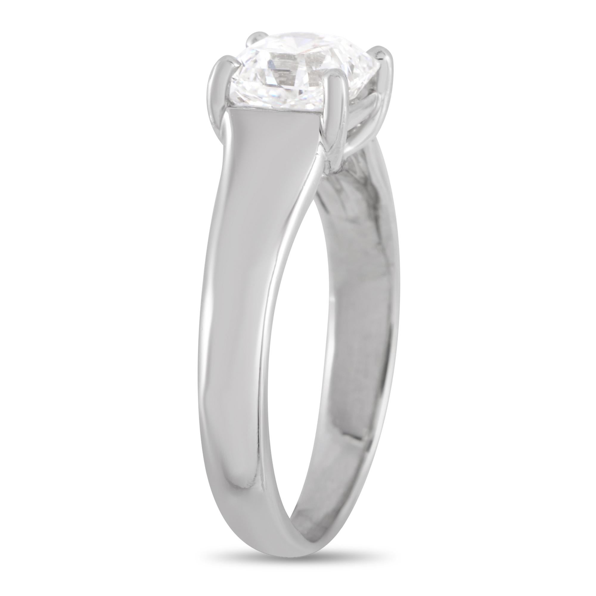 Un buen solitario fiel a su nombre. Este anillo Lucida de brillante belleza de Tiffany & Co. presenta un diamante solitario de 1,31 quilates de color G y grado de claridad VS1. La piedra central casi incolora está sujeta por cuatro garras sobre una