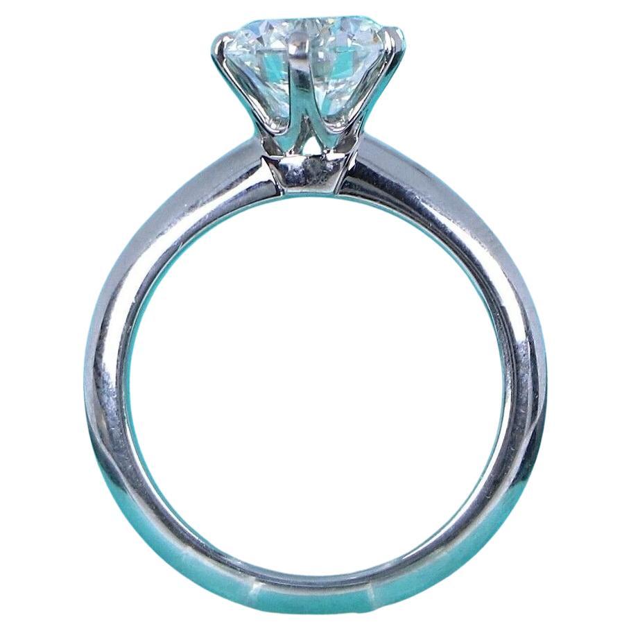 Tiffany & Co. Bague de fiançailles en platine avec diamant rond brillant de 1,70 carat - I/VS2

Cette bague de fiançailles classique de Tiffany & Co. présente un diamant rond brillant de 1,70 carat aux proportions magnifiques, serti dans le design