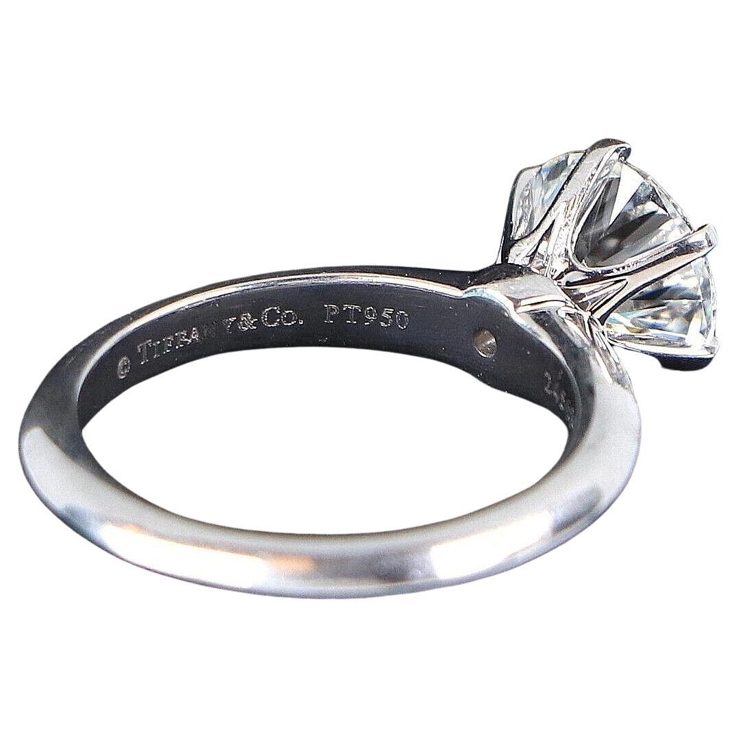 Taille ronde Tiffany & Co. Bague de fiançailles en platine avec diamant rond brillant de 1,70 carat en vente