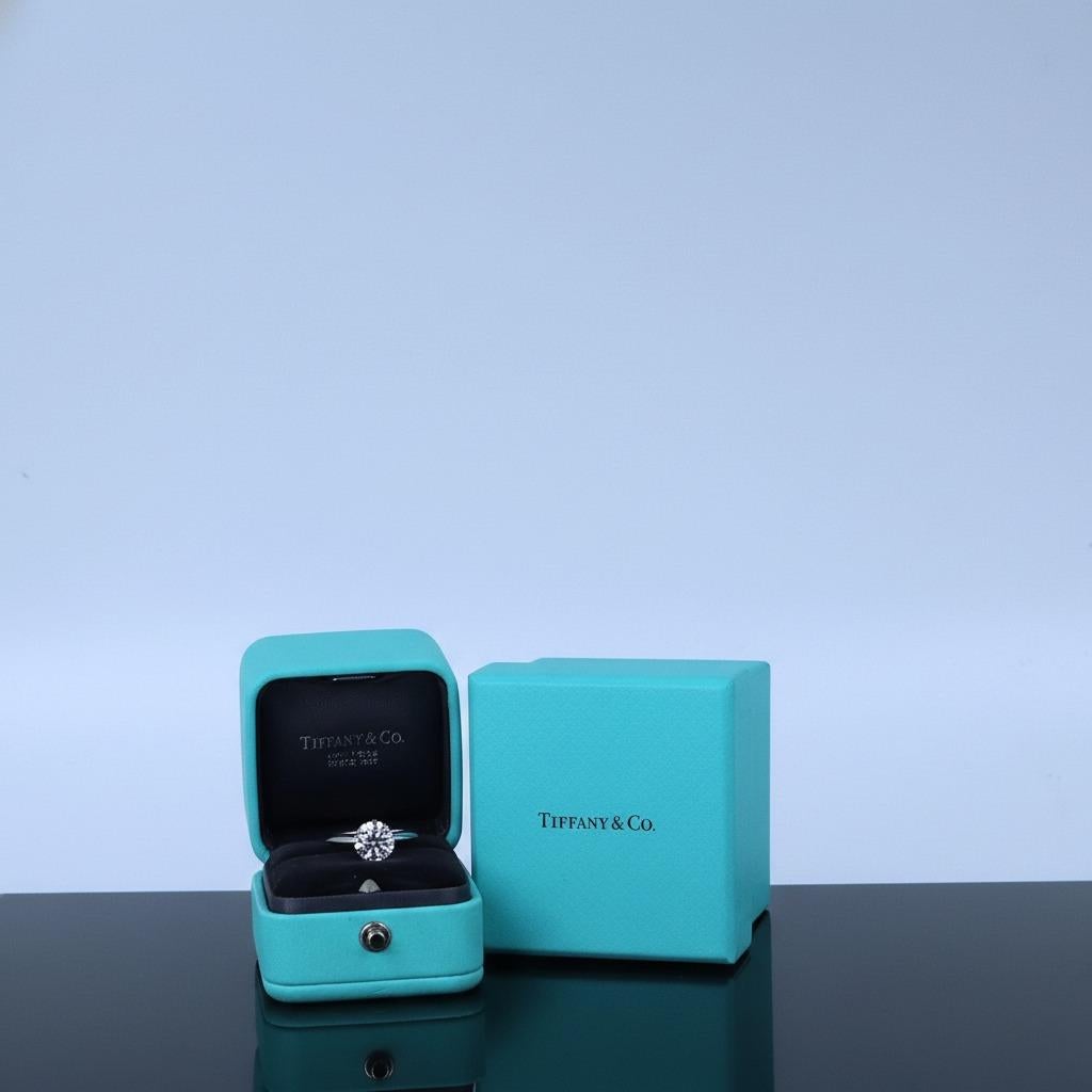 Tiffany & Co. Bague de fiançailles en platine avec diamant rond brillant de 1,70 carat Pour femmes en vente