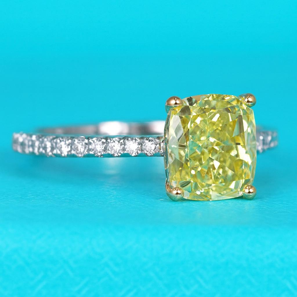 Tiffany & Co. Bague de fiançailles en platine et or 18K Novo Fancy Intense Yellow Cushion Diamond

Issue de la collection iconique Tiffany Novo, cette exquise bague de fiançailles est ornée d'un vibrant diamant de taille coussin Fancy Intense Yellow