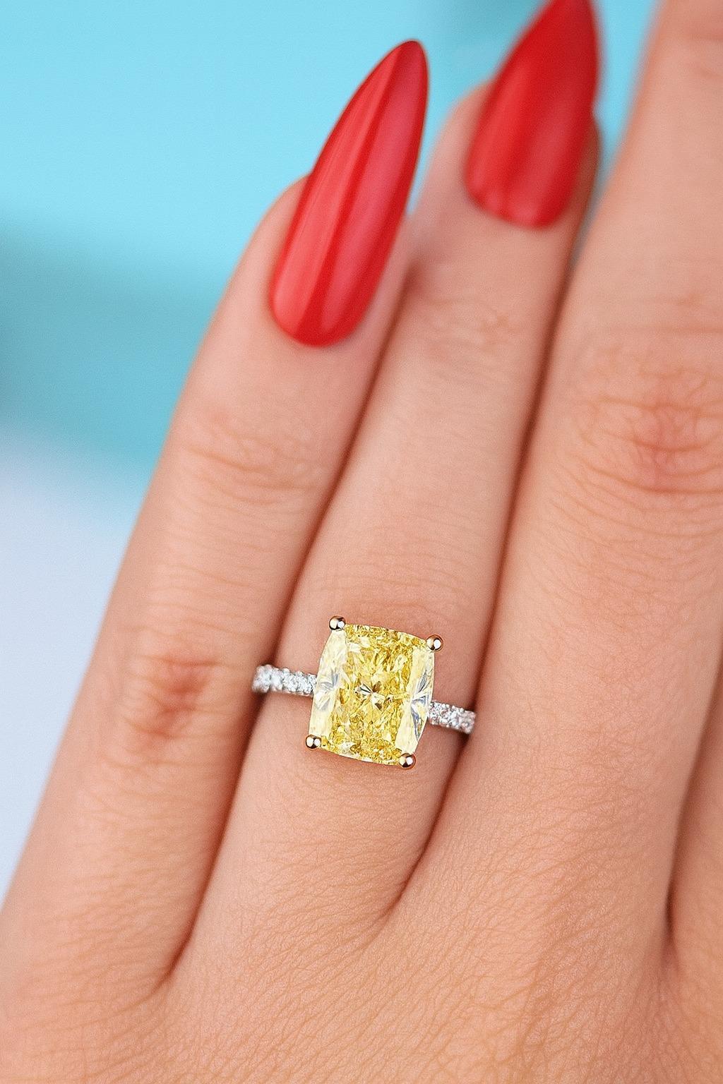 Contemporain Tiffany & Co. Bague Novo Fancy Intense Yellow Cushion en platine et or 18 carats en vente