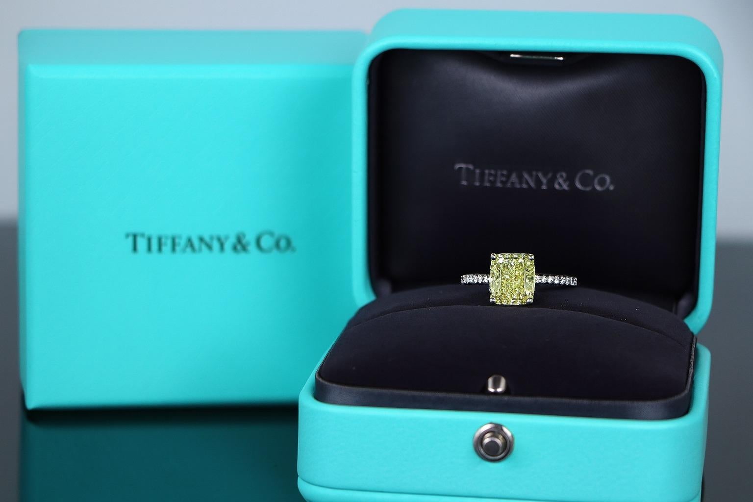 Tiffany & Co. Bague Novo Fancy Intense Yellow Cushion en platine et or 18 carats Neuf - En vente à Chicago, IL