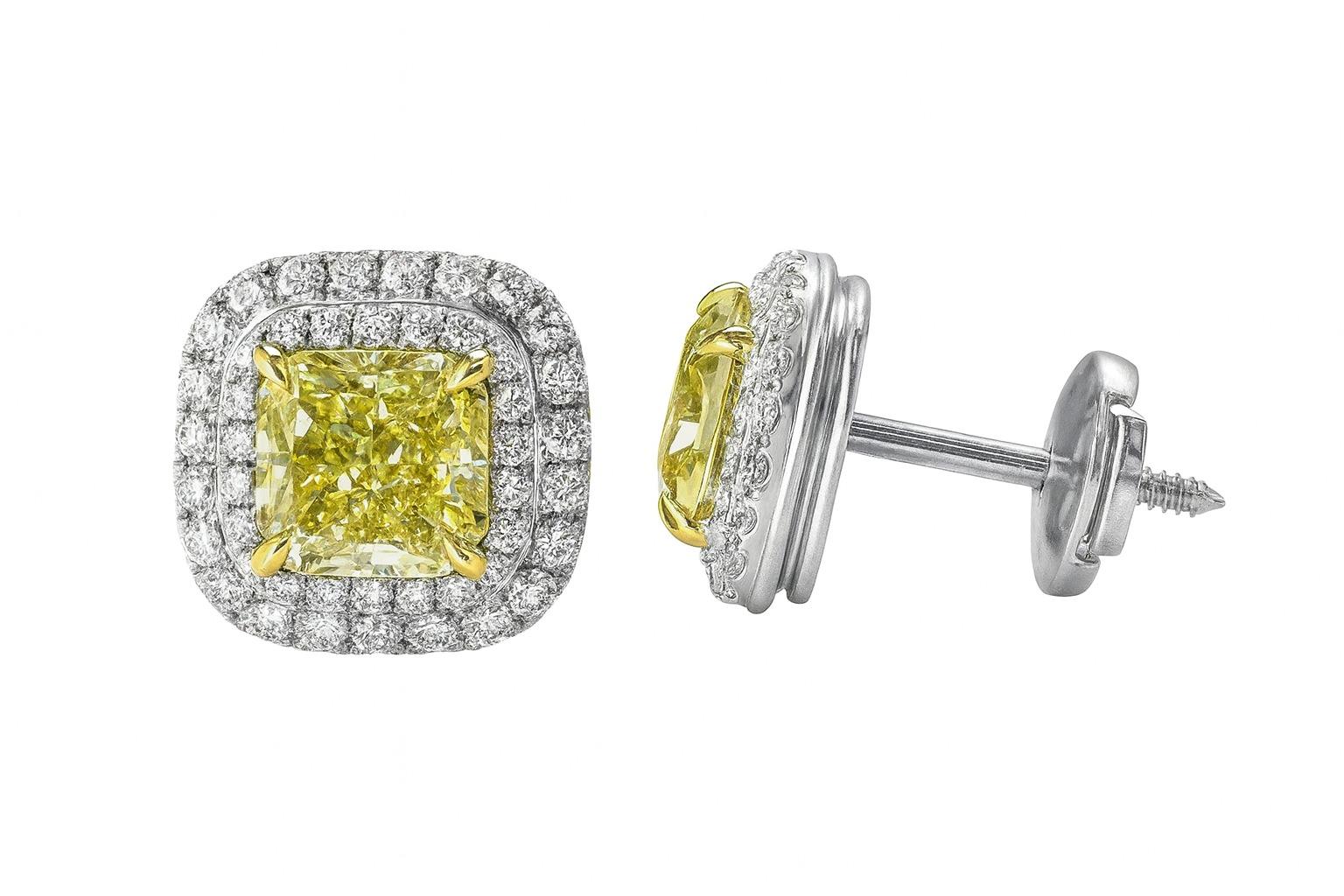 Tiffany & Co. Boucles d'oreilles en platine et or 18k Soleste Fancy Intense Yellow Cushion Diamond

Une superbe paire de la collection Soleste de Tiffany, composée de diamants de taille coussin de couleur Fancy Intense Yellow, entourés de diamants