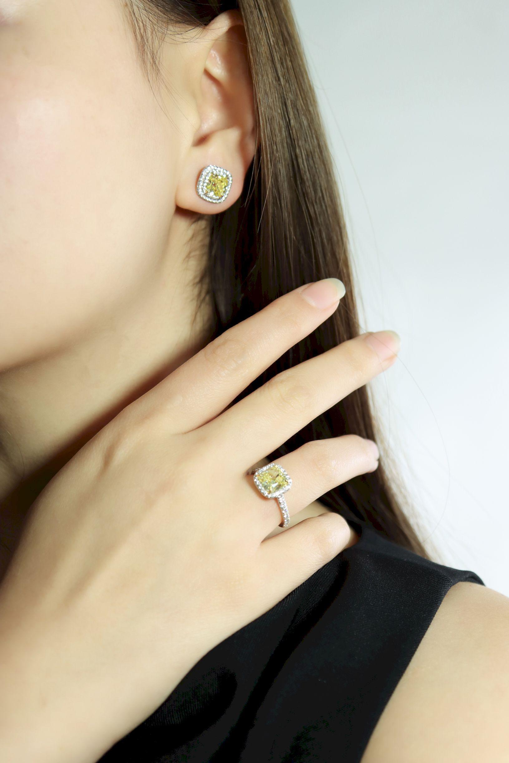 Tiffany & Co. Platin 18K Gold Soleste Gelb Diamant Ring & Ohrringe Set
Halo-Verlobungsring im Kissenschliff mit Diamant-Platinband

Markiert:
TIFFANY & Co.
P.T 950
AU750

Ungefähre Abmessungen:

Ring:
4.5 (Ringgröße)
2,0 Karat (intensiver gelber