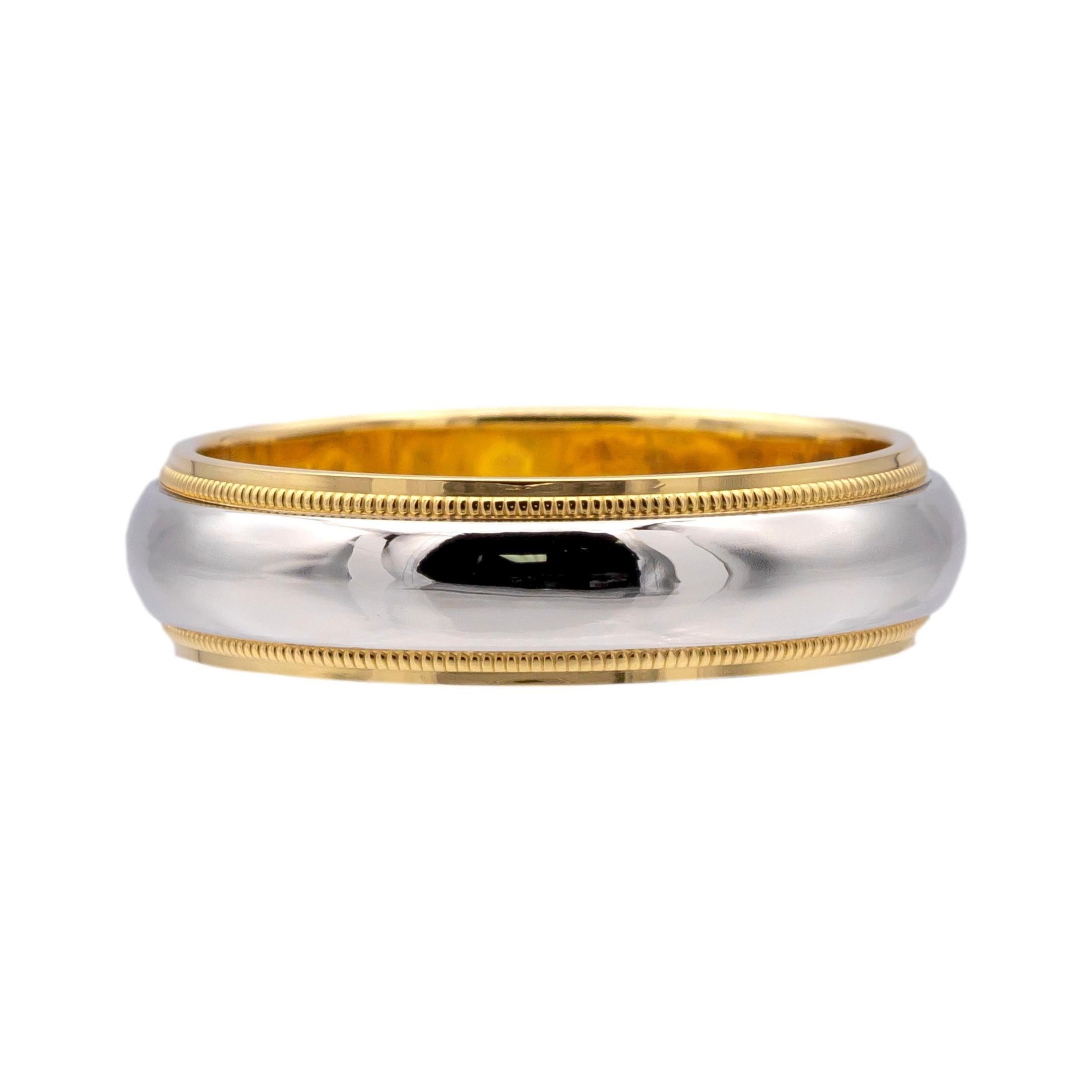 La campaña Tiffany & Co. El anillo Together Milgrain Band es una sofisticada combinación de platino y oro amarillo de 18 quilates. Con una banda de 5,9 mm de ancho y un diseño milgrain doble, este anillo muestra una artesanía excepcional y una
