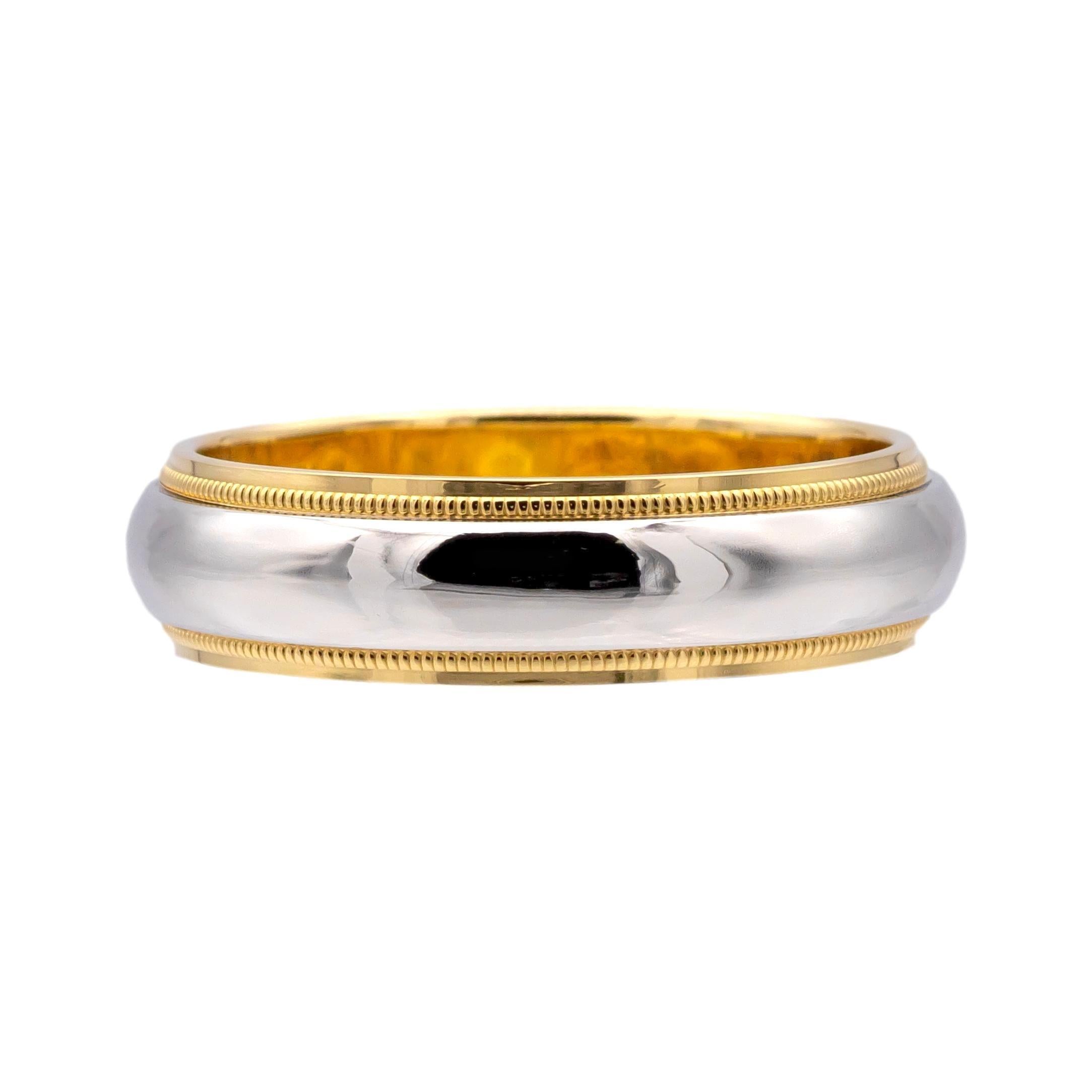 La Tiffany & Co. L'anello Together Milgrain Band è una sofisticata combinazione di platino e oro giallo 18 carati. Caratterizzato da una fascia larga 6 mm con un design a doppia venatura, questo anello mostra un'eccezionale maestria e un'estetica