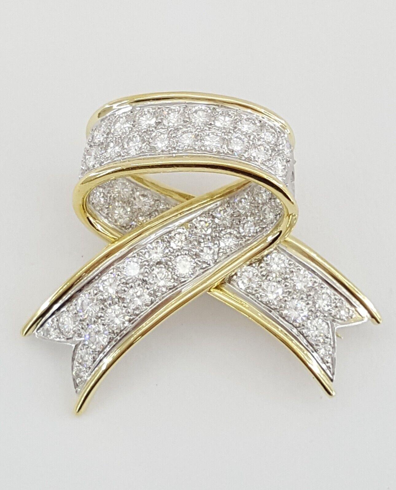 Tiffany & Co. Platin & 18K Gelbgold 2,88 ct Round Cut Diamond Bow Ribbon Brosche / Pin-Anhänger. 



Die Brosche wiegt 10,4 Gramm, 35,2mm (1,39