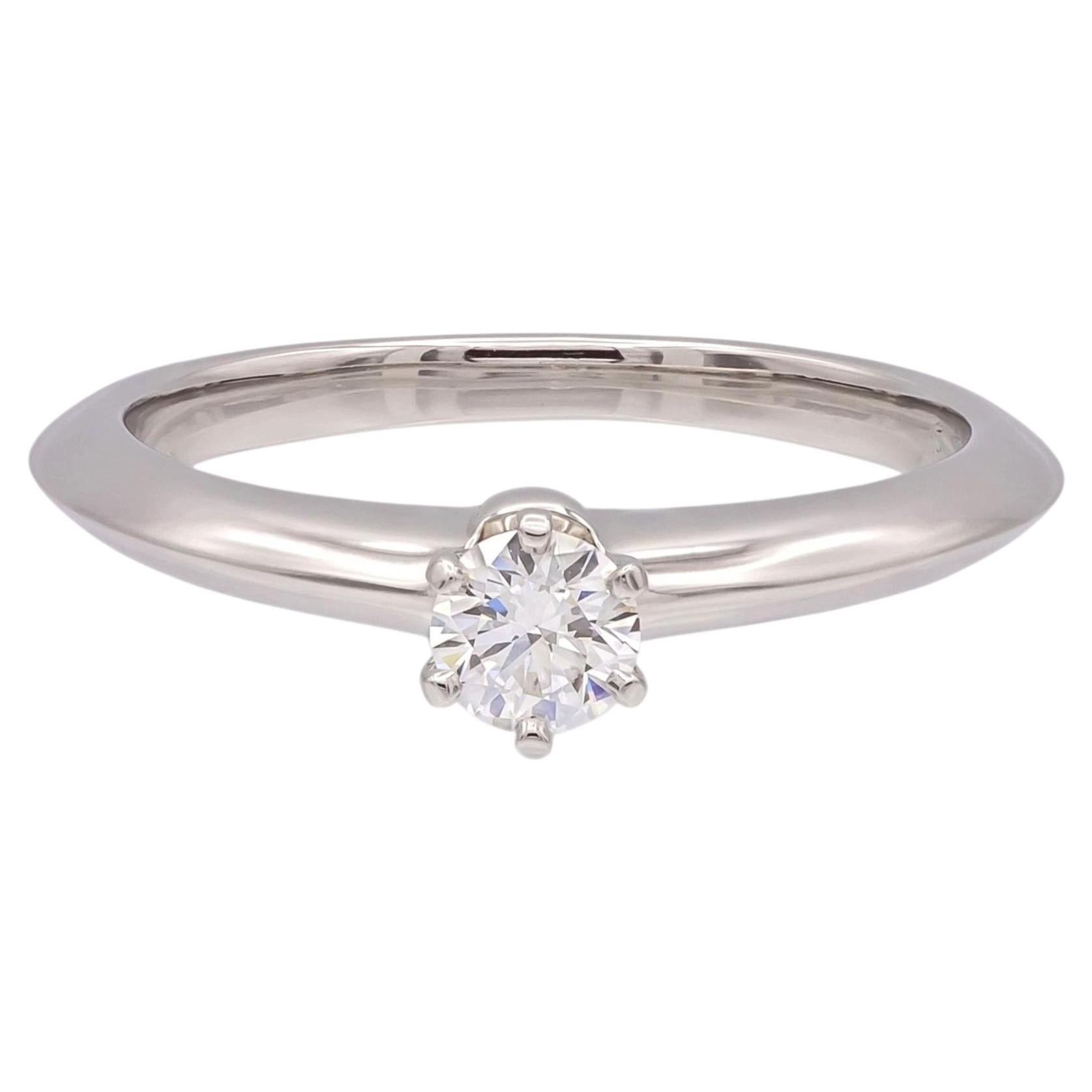 Tiffany & Co. Bague de fiançailles classique en platine avec solitaire et diamant de 0,19 ct