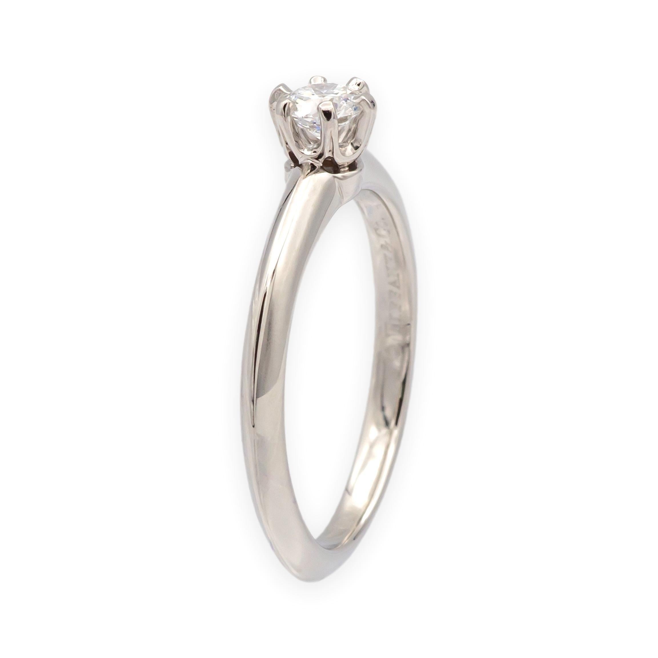 Solitaire classique à six branches de Tiffany & Co. en platine, serti d'un diamant rond de taille brillant de 0,21 carat de couleur D et de pureté VVS1. La bague présente l'anneau traditionnel de Tiffany et un poinçonnage correspondant au certificat