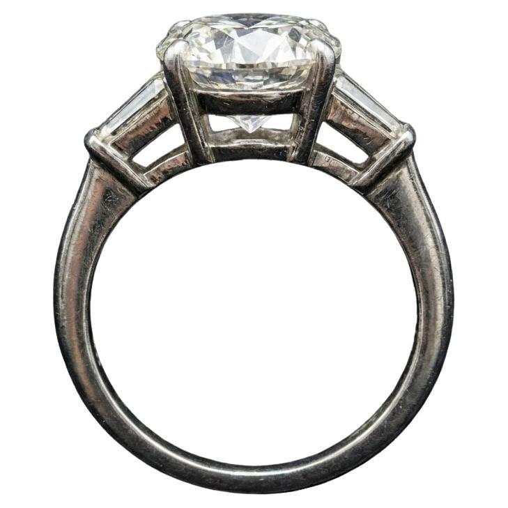 Cette élégante bague de fiançailles en platine 950 de Tiffany & Co. est ornée d'un éblouissant diamant rond de taille brillant de 2,14 carats, de couleur E et de pureté VS1 selon GIA. Le diamant présente un polissage Maximum, une symétrie Excellente