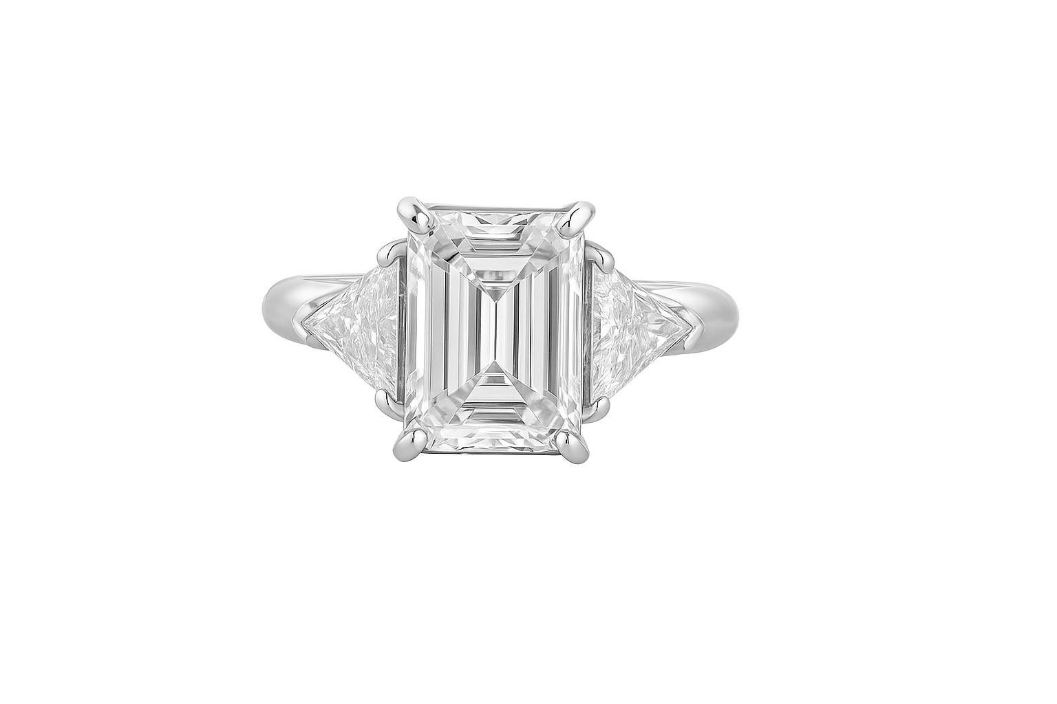 Tiffany & Co. Anillo de compromiso de platino con diamantes talla esmeralda de 2,26 quilates

Un clásico anillo de compromiso Tiffany & Co. elaborado en platino y engastado con un brillante diamante talla esmeralda de 2,26 quilates de color F y