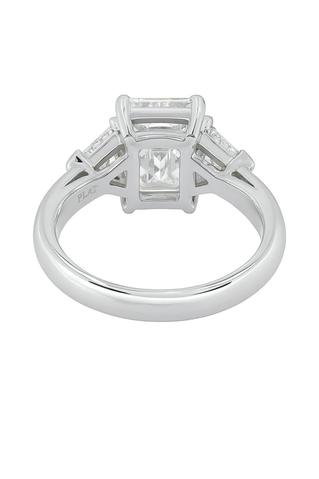 Tiffany & Co. Anillo de compromiso de platino con diamantes talla esmeralda de 2,26 quilates en Excelente estado para la venta en Chicago, IL