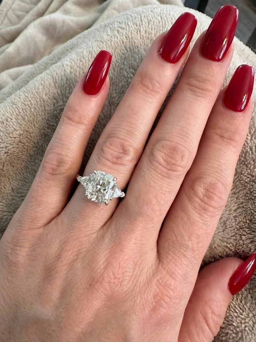 Tiffany & Co. La bague Lucida Diamond en platine est un exemple de sophistication intemporelle et de savoir-faire exceptionnel.

Il se compose d'un diamant rectangulaire taillé en Lucida pesant au total 2,31 carats, de pureté VVS2 et incolore, d'une