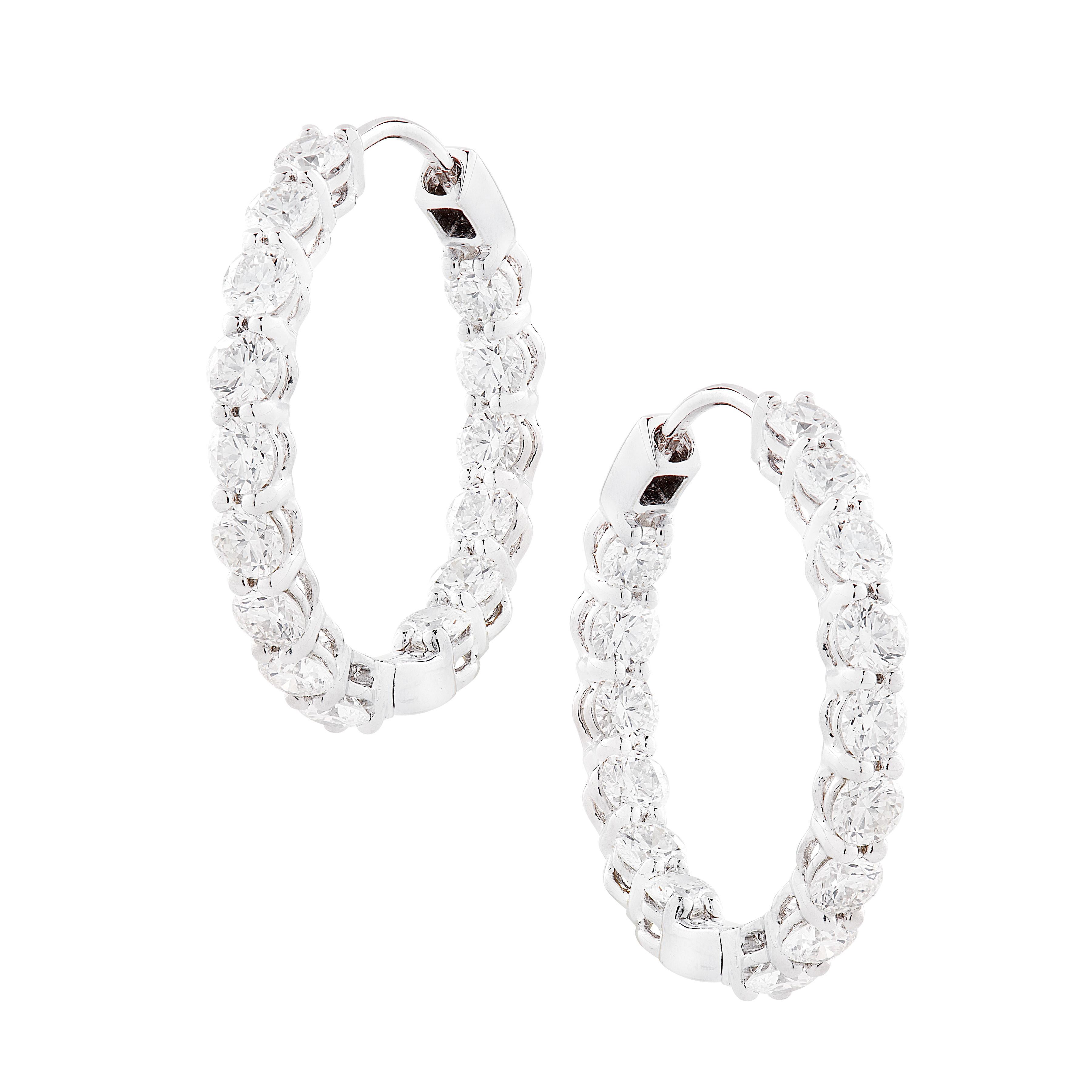 Exquisément réalisées en platine par la célèbre maison américaine Tiffany & Co, ces élégantes boucles d'oreilles mettent en valeur trente diamants ronds de taille brillant pesant environ 2,39 carats au total, de couleur D-F et de pureté IF-VS. Les
