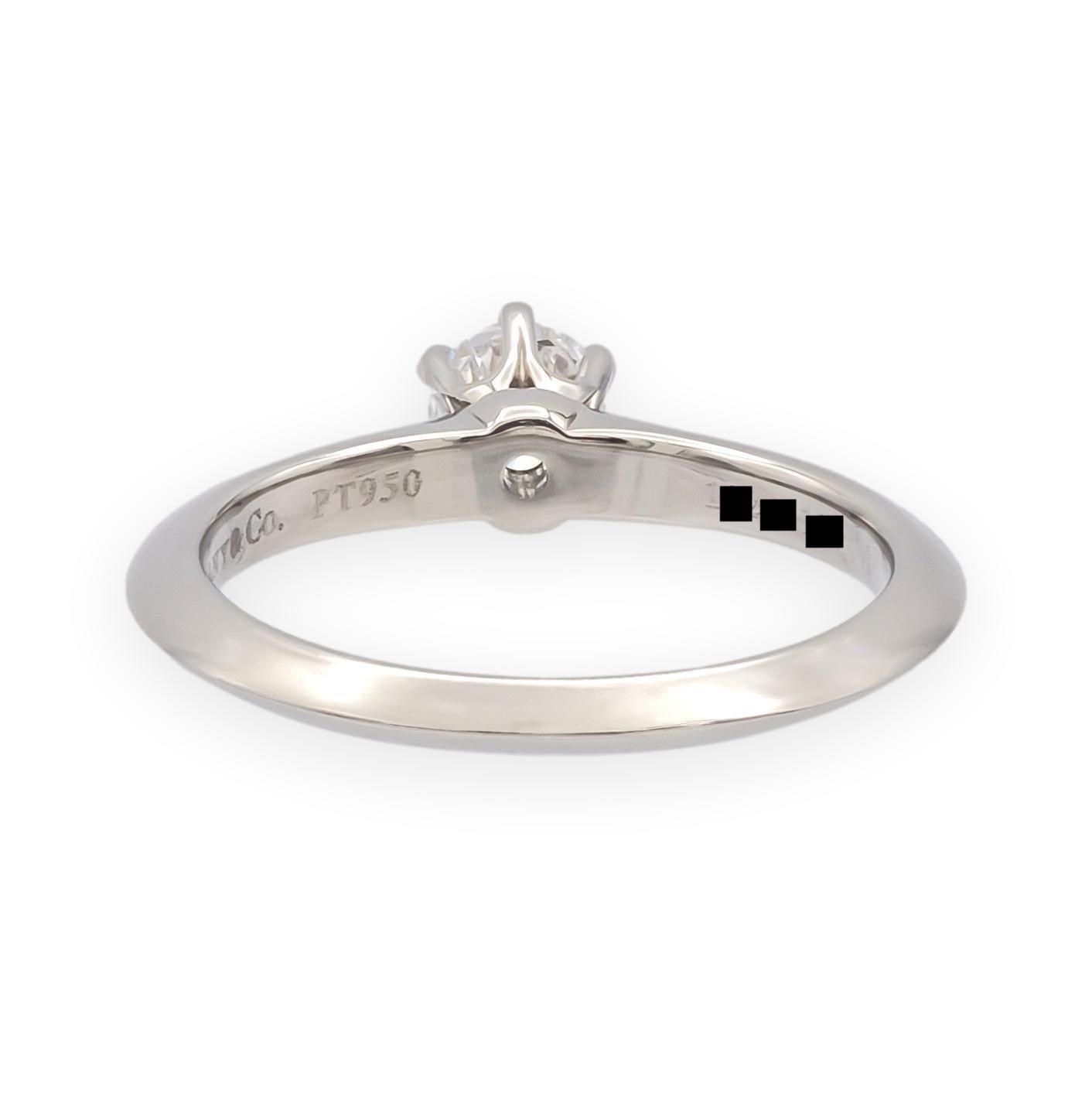 Taille brillant Tiffany & Co. Bague de fiançailles solitaire en platine avec un diamant de 0,24 ct D VVS2 en vente