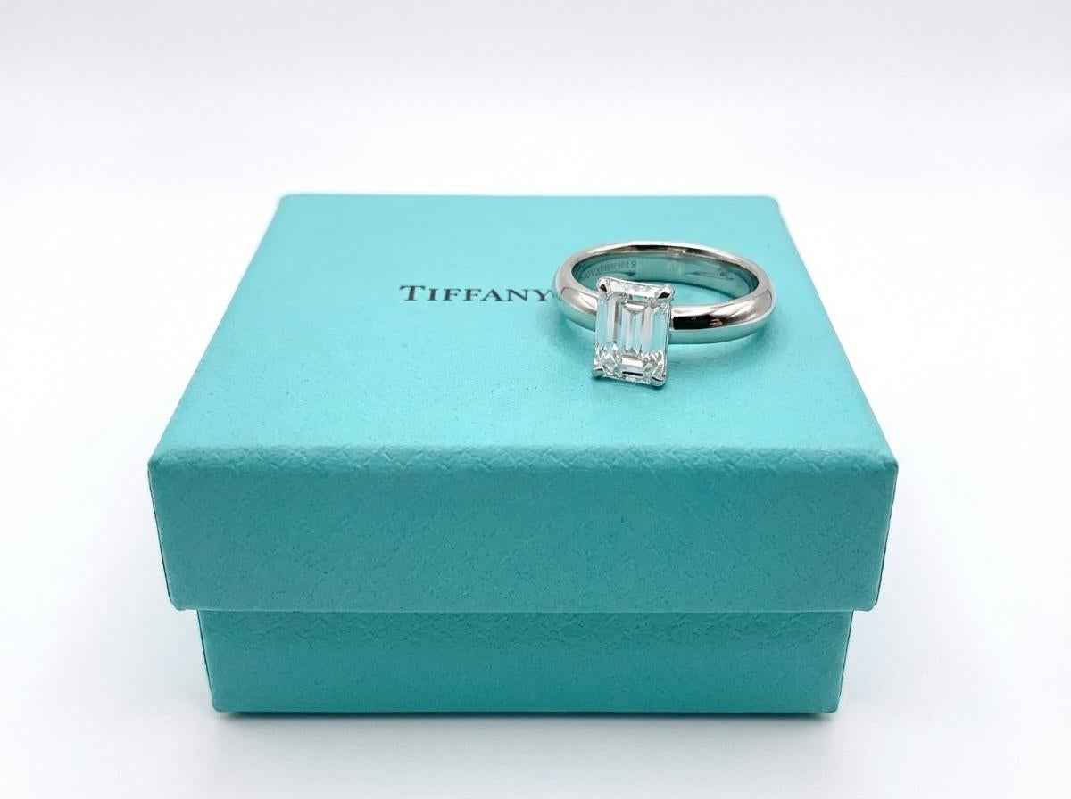 Taille émeraude Tiffany & Co. Bague de fiançailles en platine avec diamant taille émeraude de 2,45 carats D VS1 en vente