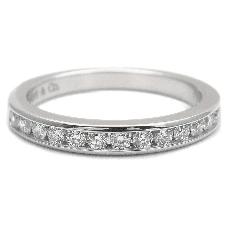 TIFFANY & Co. Alianza de Platino 2,5 mm Medio Círculo Diamante 4 Corte redondo en venta