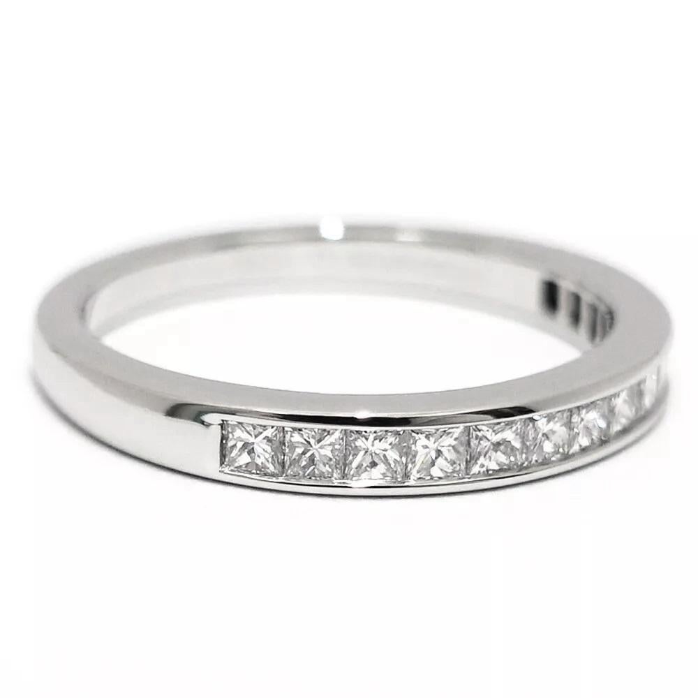 Taglio princess TIFFANY & Co. Anello in platino da 2,6 mm a metà cerchio con diamante taglio principessa 5,5 in vendita