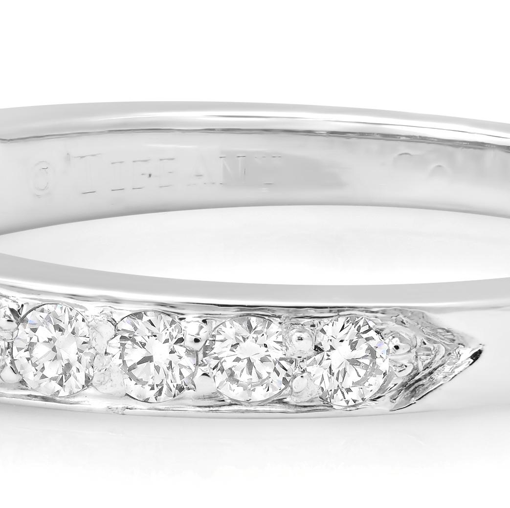 Donna Tiffany & Co. Anello a fascia in platino con diamanti incastonati a metà cerchio 6 in vendita