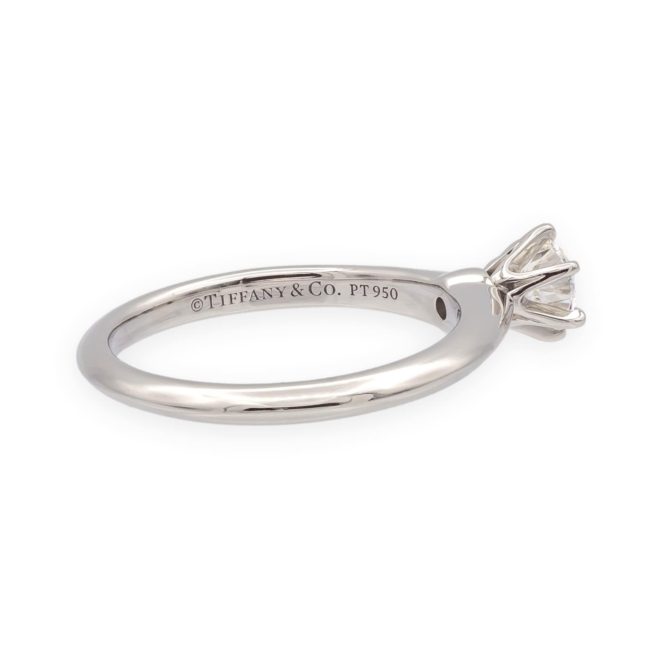 Taille ronde Tiffany & Co. Bague de fiançailles solitaire en platine avec diamant rond de 0,28 ct I VVS1 en vente