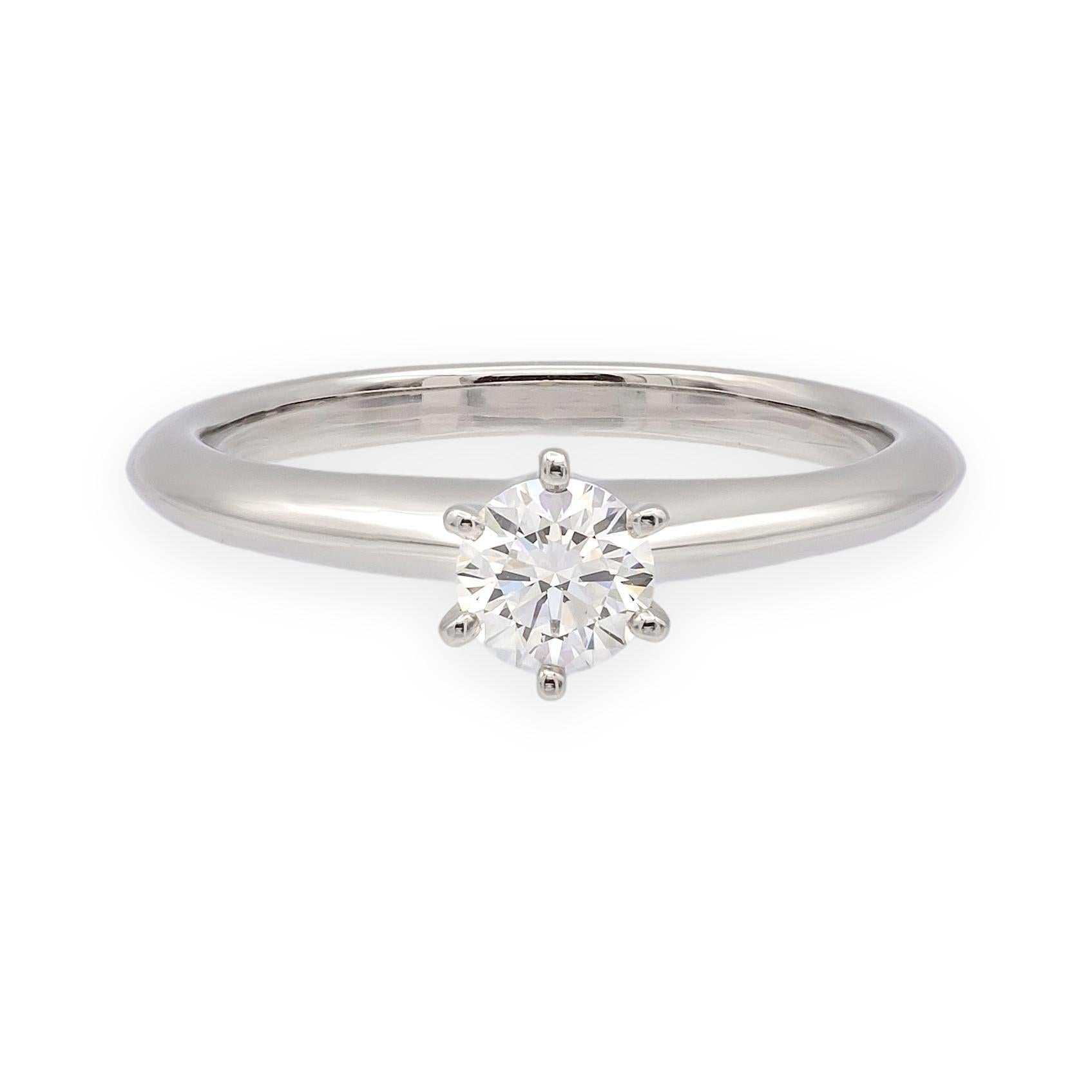 Tiffany & Co. Bague de fiançailles solitaire en platine avec diamant rond de 0,28 ct I VVS1