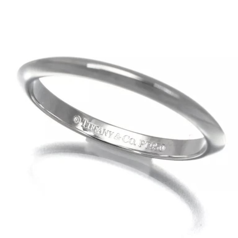 TIFFANY & Co. Platinum 2mm Knife Edge Wedding Band Ring 5 In Excellent Condition In Los Angeles, CA