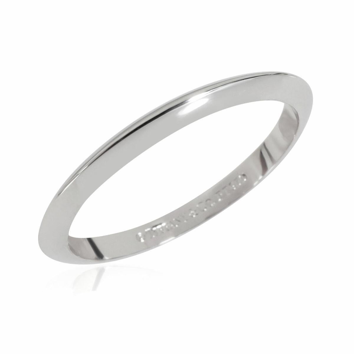 TIFFANY & Co. Platinum 2mm Knife Edge Wedding Band Ring 5.5 In Excellent Condition In Los Angeles, CA