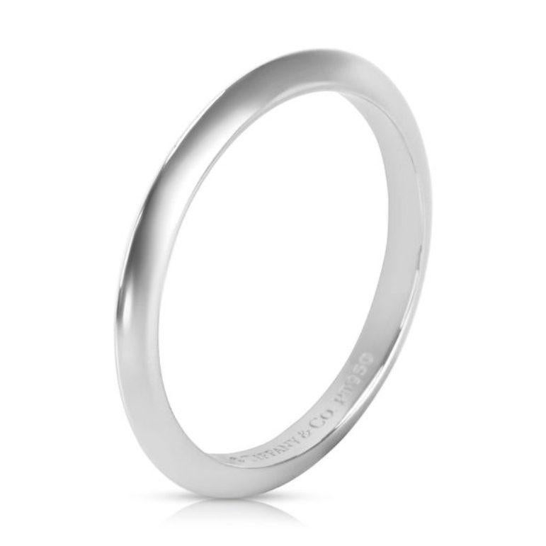 TIFFANY & Co. Platinum 2mm Knife Edge Wedding Band Ring 8 In Excellent Condition For Sale In Los Angeles, CA
