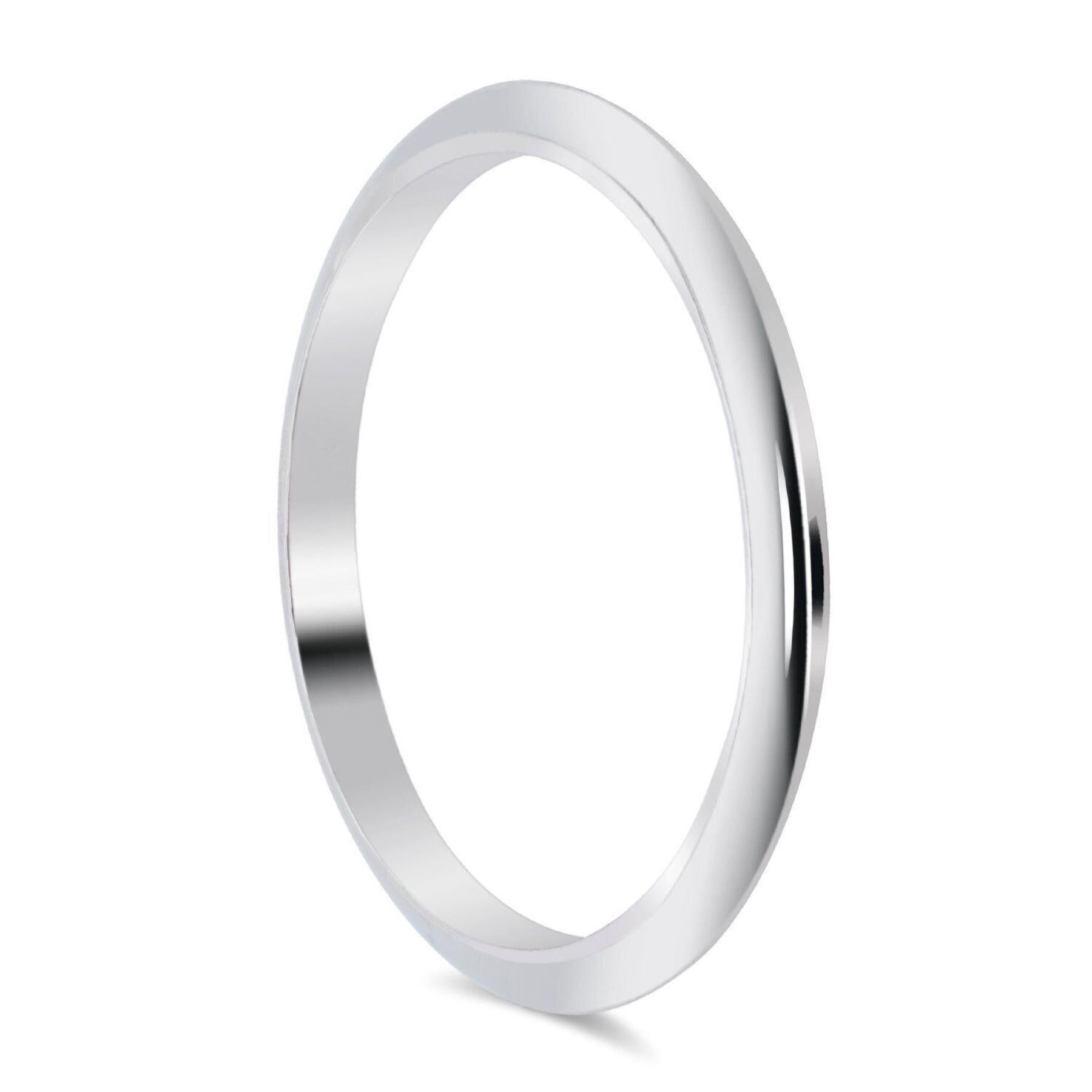 TIFFANY & Co. Platinum 2mm Knife Edge Wedding Band Ring 8.5 In Excellent Condition For Sale In Los Angeles, CA