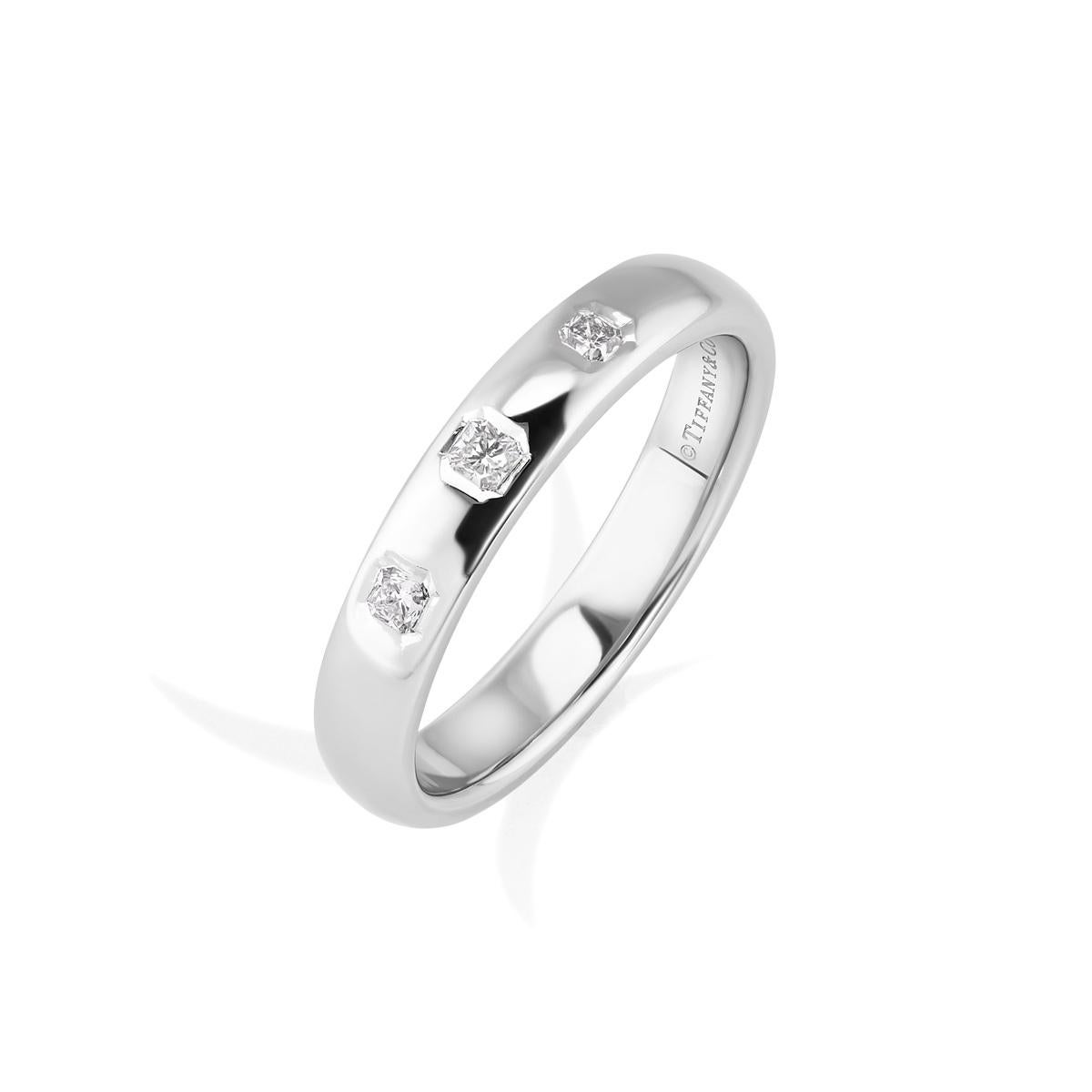 TIFFANY & Co. Anello in platino con 3 diamanti lucidi da 4 mm 5.5 

Metallo: Platino 
Dimensione: 5.5
Larghezza della banda: 4 mm
Peso: 7,30 grammi 
Diamante: 3 diamanti taglio Lucida, peso totale .15 carati
Marchio di garanzia: ©TIFFANY&CO. PT950