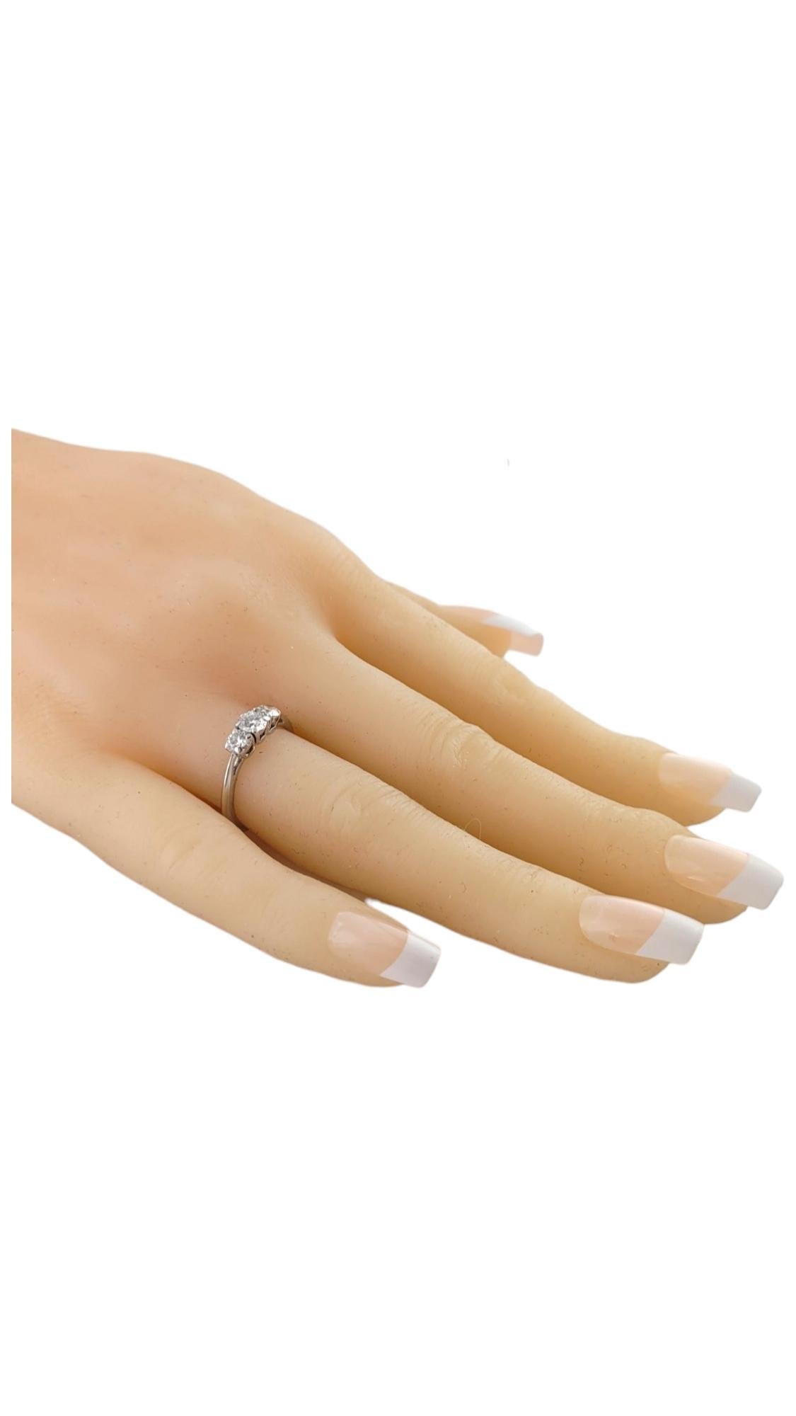 Tiffany & Co. Anillo de Compromiso de Platino con 3 Diamantes Brillantes Redondos .75cts #17290 en venta 2