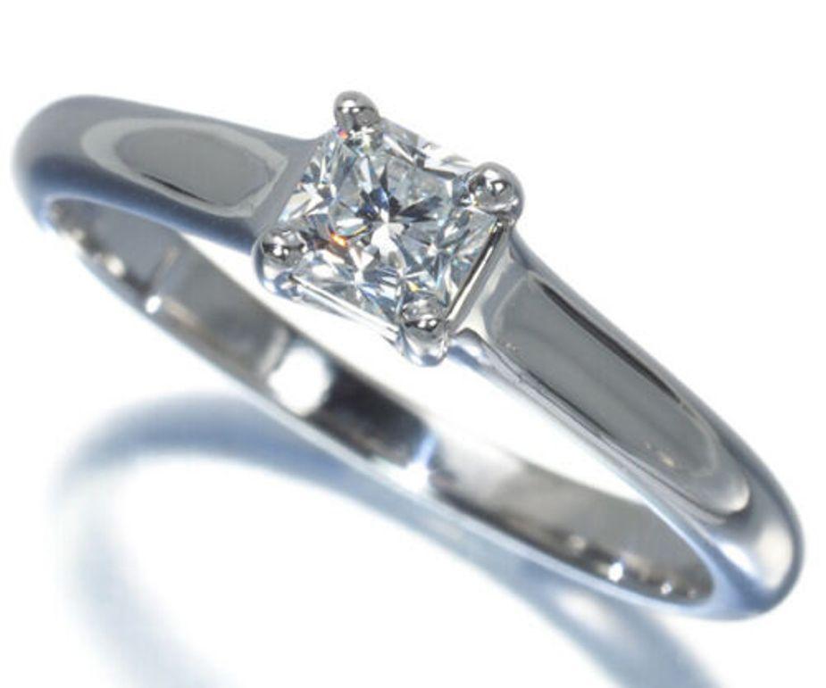 Tiffany & Co. Anillo de Compromiso de Platino con Diamantes Lucida de 30 ct Corte cuadrado en venta