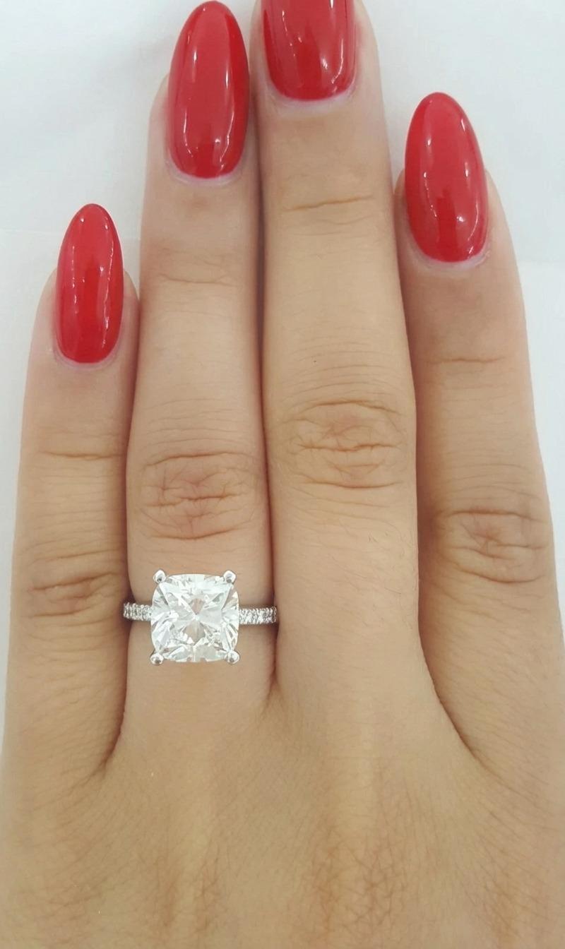 Questo squisito esemplare di Tiffany & Co. L'anello di fidanzamento Novo in platino presenta un diamante Nature Cushion Cut da 3,02 carati di qualità eccezionale, certificato da Tiffany & Co. Il diamante è classificato con colore H, purezza VVS2,
