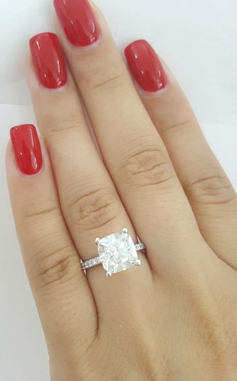 Moderno Tiffany & Co. Anello di fidanzamento in platino con diamante taglio cuscino da 3,18 carati in vendita