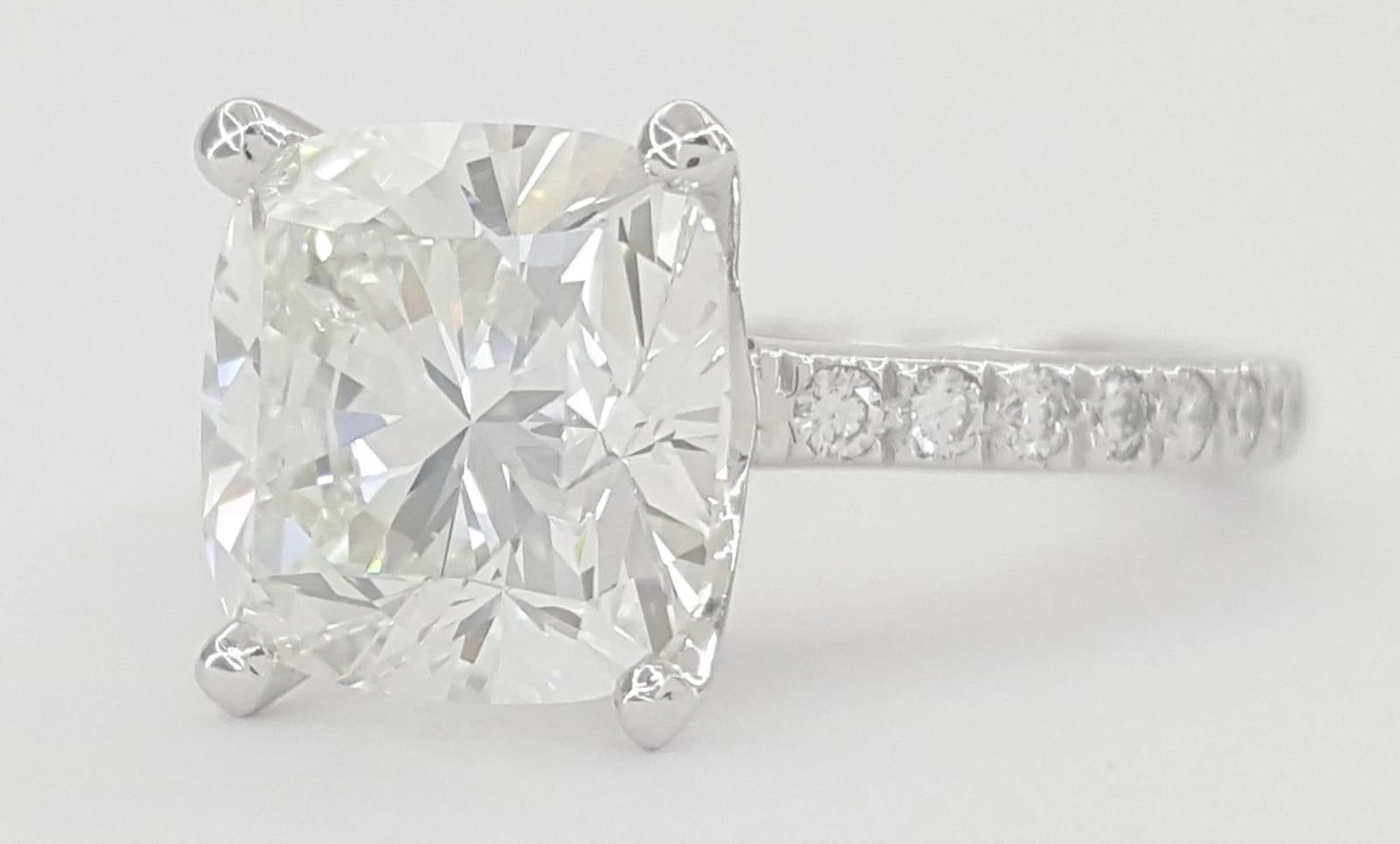 Taglio cuscino Tiffany & Co. Anello di fidanzamento in platino con diamante taglio cuscino da 3,18 carati in vendita